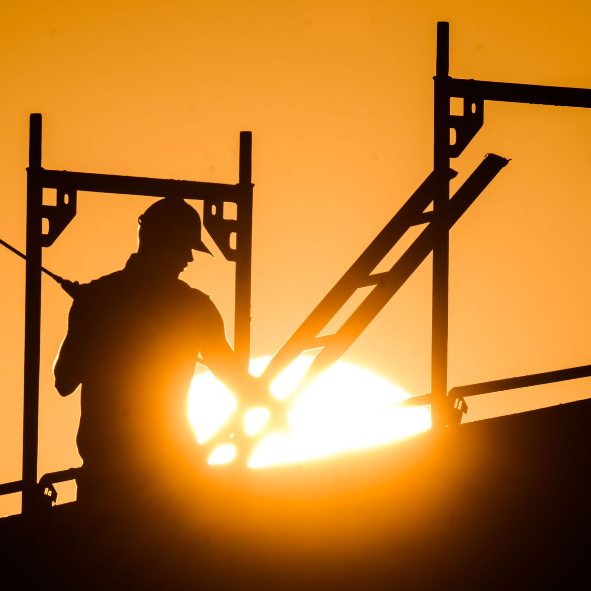 In der prallen Sonne besonders exponiert: Arbeiter auf dem Bau (Archivbild) - Foto: Julian Stratenschulte/dpa