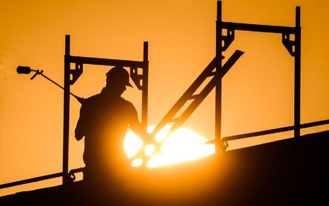 In der prallen Sonne besonders exponiert: Arbeiter auf dem Bau (Archivbild) - Foto: Julian Stratenschulte/dpa In der prallen Sonne besonders exponiert: Arbeiter auf dem Bau (Archivbild) - Foto: Julian Stratenschulte/dpa