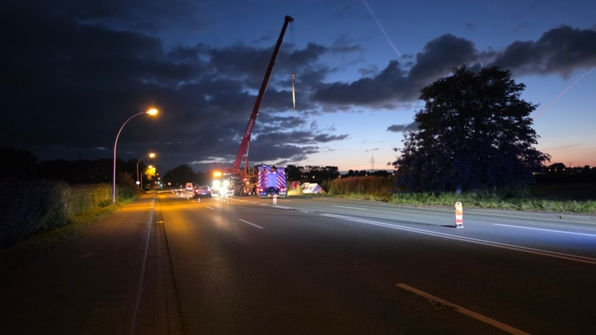 POL-CUX: Verkehrsunfall durch Sekundenschlaf mit Wohnmobil in Cuxhaven - Aufwändige Bergung (Foto im Anhang) - Foto: presseportal.de