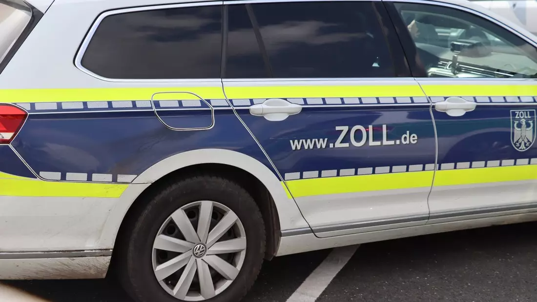HZA-MS: Versehentlich die Grenze mit fast 60.000 Schmuggelzigaretten überquert / Zoll stoppt Mann an der niederländischen Grenze und verhindert Steuerschaden in Höhe von fast 12.000 Euro - Bild: presseportal.de