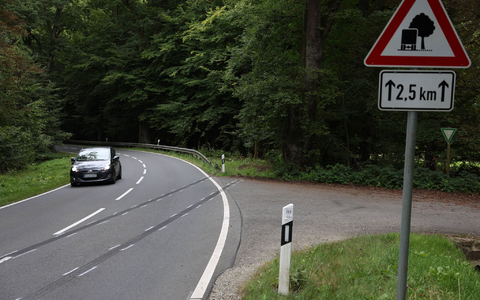 Der 32-jährige Fahrer, ein 31-jähriger Mitfahrer und zwei Mitfahrerinnen im Alter von 32 und 30 Jahren starben noch am Unfallort. - Foto: Stefan Rampfel/dpa