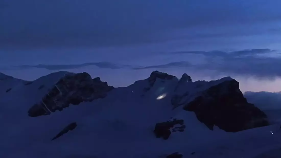 Mit einer Leuchte machten die beiden auf sich aufmerksam. - Bild: -/Italienische Bergwacht/dpa