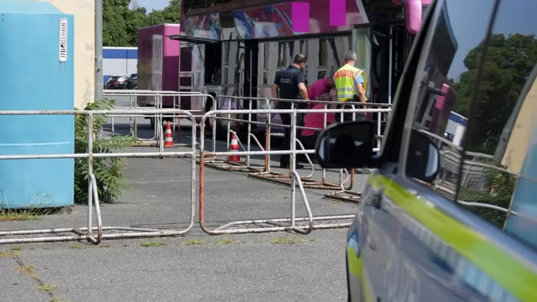 POL-DA: Darmstadt: Polizei stoppt 13 Busse - Desolate Bremsen, zu lange am Lenkrad und 40 Kilo verdörrtes Fleisch im Gepäck/5 x Weiterfahrt untersagt - Über 15.000 Euro Sicherheitsleistung fällig - Bild: presseportal.de