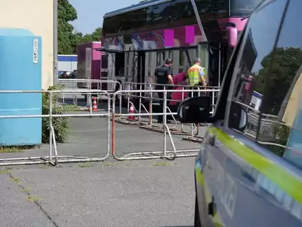 POL-DA: Darmstadt: Polizei stoppt 13 Busse - Desolate Bremsen, zu lange am Lenkrad und 40 Kilo verdörrtes Fleisch im Gepäck/5 x Weiterfahrt untersagt - Über 15.000 Euro Sicherheitsleistung fällig - Foto: presseportal.de