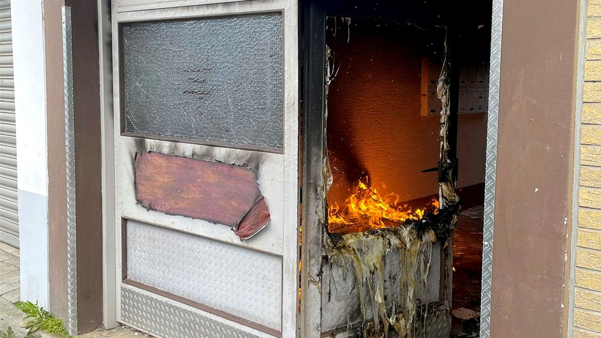 POL-PDKL: Feuer im Hauseingangsbereich - Foto: presseportal.de
