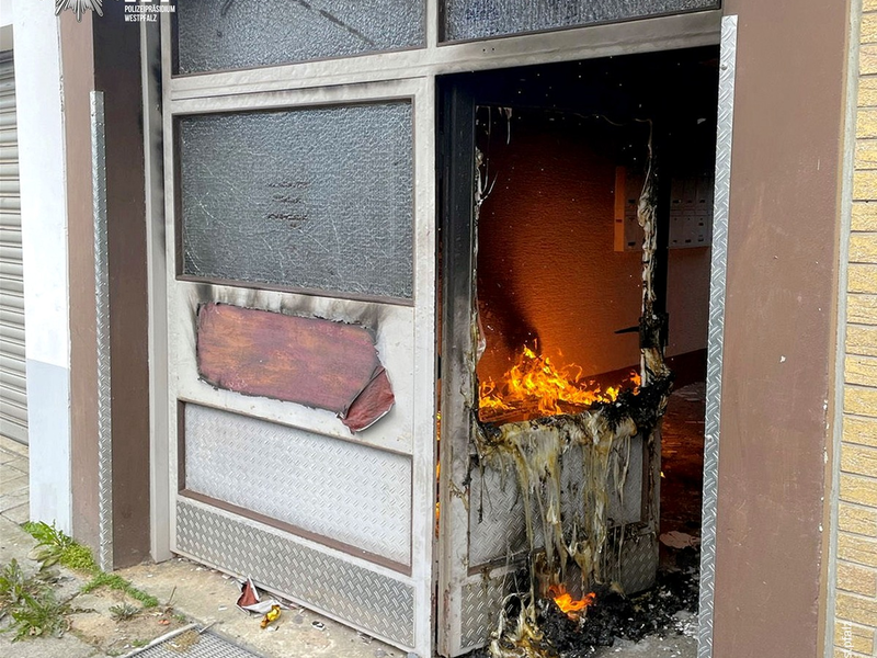 POL-PDKL: Feuer im Hauseingangsbereich - Foto: presseportal.de