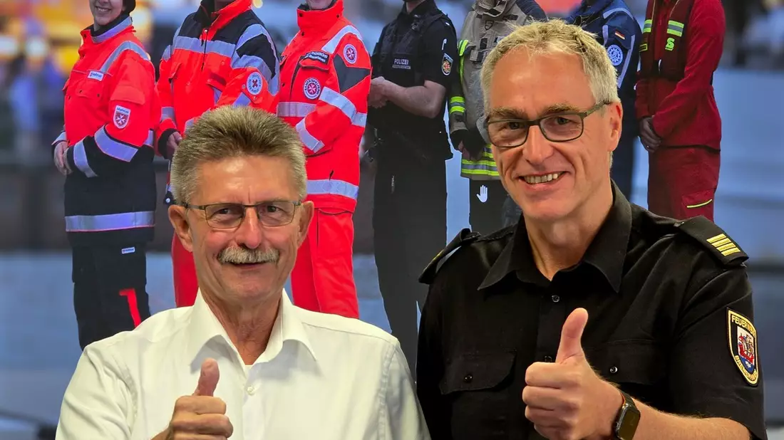 FW Bremerhaven: Dank des Feuwehrwehrdezernenten und des Leiters der Feuerwehr Bremerhaven an die eingesetzten Einsatzkräfte auf der SAiL 2025 - Bild: presseportal.de