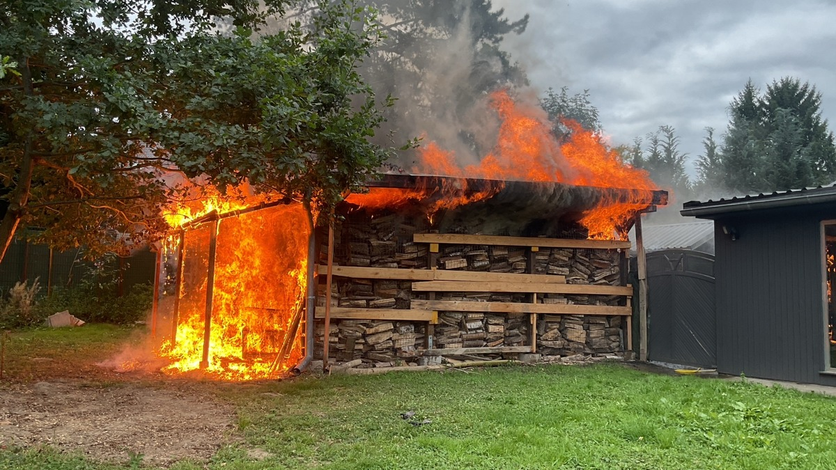 FW-DO: Unterstand mit Brennholz in Flammen - Foto: presseportal.de