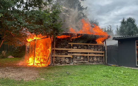 FW-DO: Unterstand mit Brennholz in Flammen - Foto: presseportal.de
