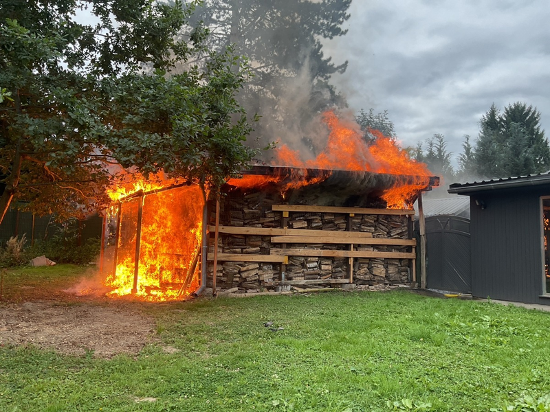 FW-DO: Unterstand mit Brennholz in Flammen - Foto: presseportal.de