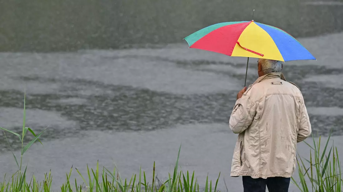 Der DWD-Meteorologe rät: Wetterfeste Kleidung und einen Regenschirm einpacken. (Archivbild)  - Bild: Patrick Pleul/dpa
