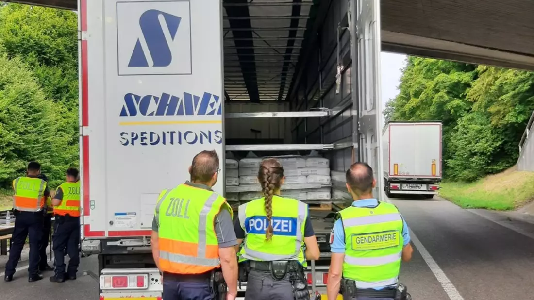 BPOL-KL: Behördenübergreifende Einsatzmaßnahme - Gemeinsame Kontrollen am Grenzübergang B9 - Bild: presseportal.de