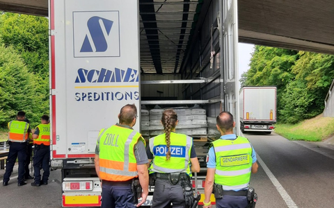 BPOL-KL: Behördenübergreifende Einsatzmaßnahme - Gemeinsame Kontrollen am Grenzübergang B9 - Foto: presseportal.de