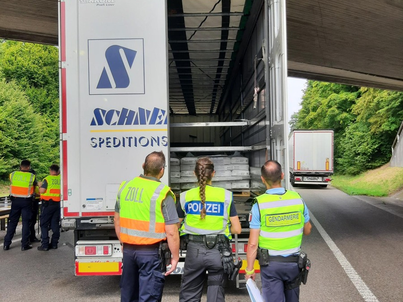 BPOL-KL: Behördenübergreifende Einsatzmaßnahme - Gemeinsame Kontrollen am Grenzübergang B9 - Foto: presseportal.de