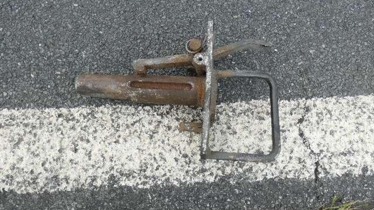 POL-CUX: Pkw fährt im Bereich Bad Bederkesa über Metallteil und ist nicht mehr fahrbereit - Zeugenaufruf (Foto im Anhang) - Foto: presseportal.de