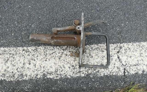 POL-CUX: Pkw fährt im Bereich Bad Bederkesa über Metallteil und ist nicht mehr fahrbereit - Zeugenaufruf (Foto im Anhang) - Foto: presseportal.de POL-CUX: Pkw fährt im Bereich Bad Bederkesa über Metallteil und ist nicht mehr fahrbereit - Zeugenaufruf (Foto im Anhang) - Foto: presseportal.de