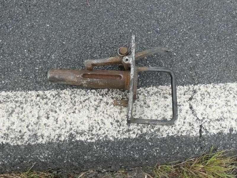 POL-CUX: Pkw fährt im Bereich Bad Bederkesa über Metallteil und ist nicht mehr fahrbereit - Zeugenaufruf (Foto im Anhang) - Foto: presseportal.de