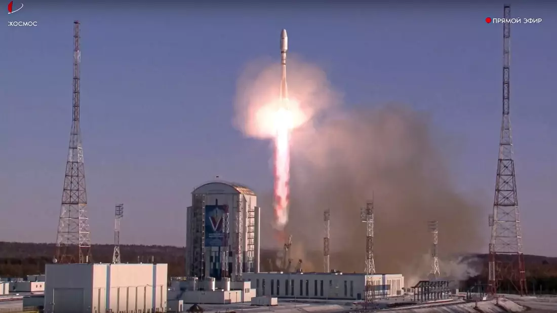 Eine russische Rakete hebt in den Weltraum ab. (Archivbild) - Bild: -/Roscosmos State Space Corporation via AP/dpa