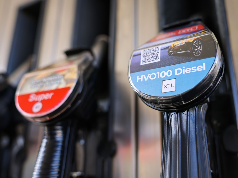 Seit Mai 2024 ist HVO100 als Kraftstoffalternative in Deutschland erhältlich. (Archivbild) - Foto: Christian Charisius/dpa