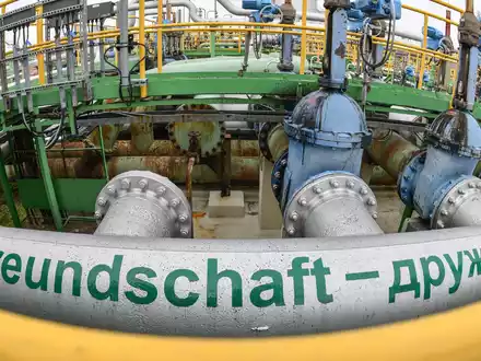Über die Pipeline Druschba wird die Raffinerie PCK mit Öl aus Kasachstan beliefert. (Archivbild) - Foto: Patrick Pleul/dpa-Zentralbild/dpa