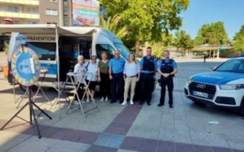 POL-PPRP: PrÀventionsexperten vor Ort: Positive Bilanz der Informationsveranstaltungen am Berliner Platz - Foto: presseportal.de POL-PPRP: PrÀventionsexperten vor Ort: Positive Bilanz der Informationsveranstaltungen am Berliner Platz - Foto: presseportal.de