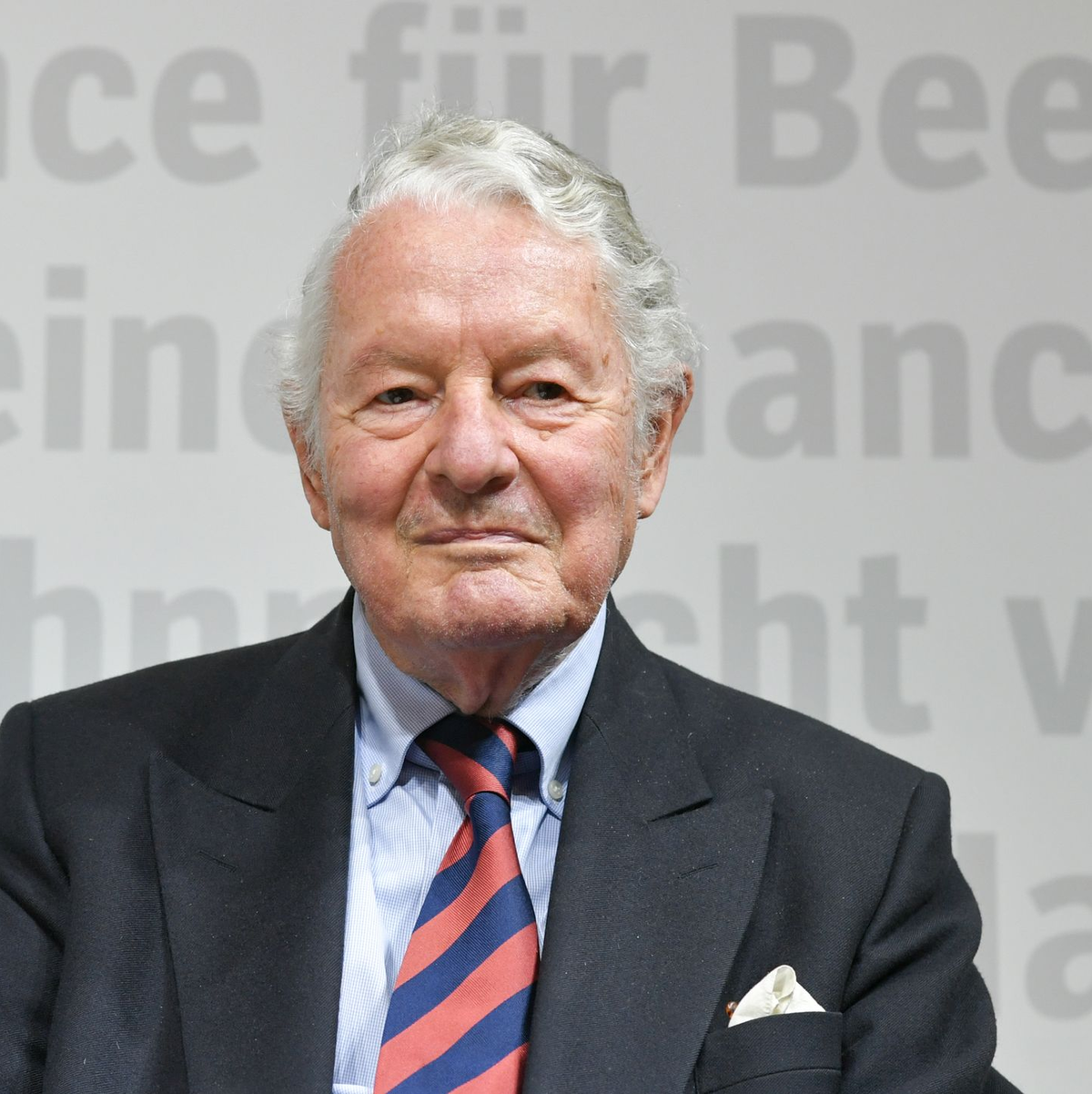 Adelsexperte Rolf Seelmann-Eggebert ist im Alter von 88 Jahren gestorben. (Archivbild) - Foto: Jens Kalaene/dpa-Zentralbild/ZB