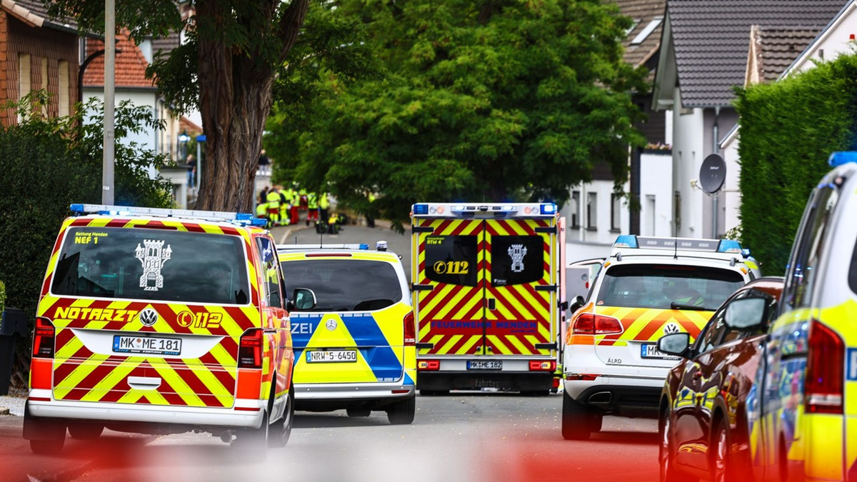 Ein Toter und ein Verletzter nach Schüssen in Menden. - Foto: Alex Talash/dpa