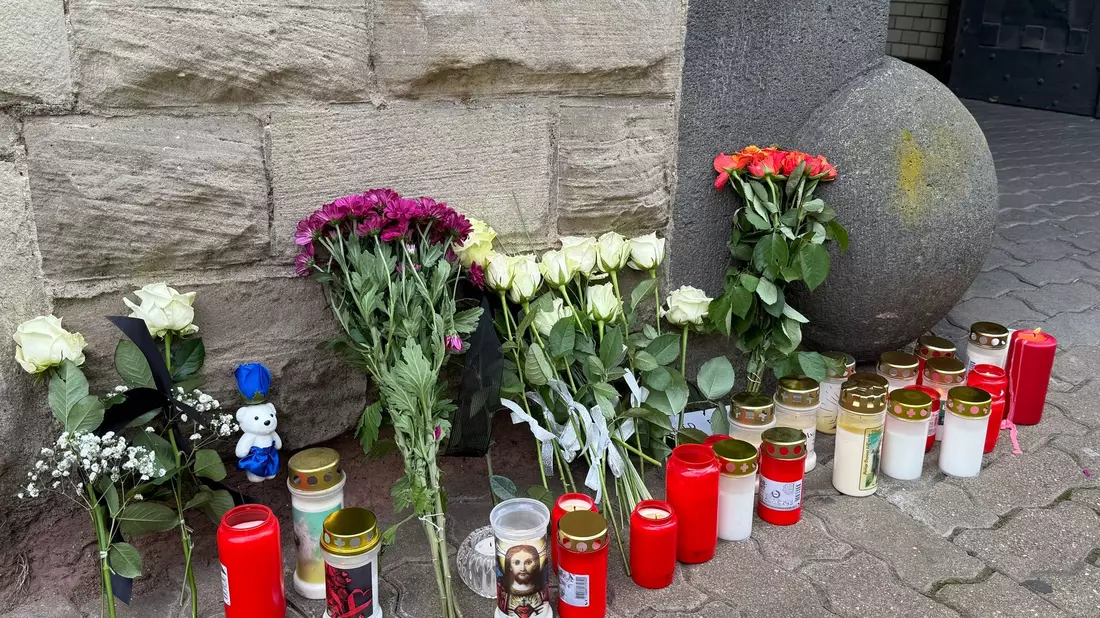 Nach der Tat wurden Blumen und Kerzen vor der Polizeiinspektion Völklingen abgelegt. (Archivbild) - Bild: Christian Schultz/dpa