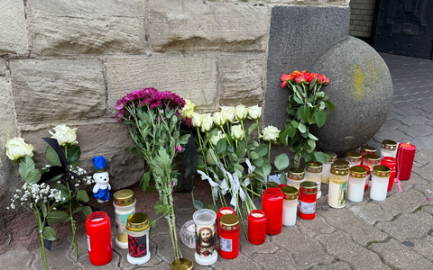 Nach der Tat wurden Blumen und Kerzen vor der Polizeiinspektion Völklingen abgelegt. (Archivbild) - Foto: Christian Schultz/dpa Nach der Tat wurden Blumen und Kerzen vor der Polizeiinspektion Völklingen abgelegt. (Archivbild) - Foto: Christian Schultz/dpa