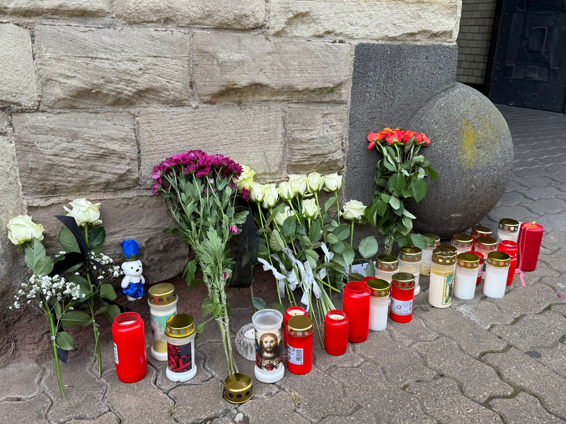 Nach der Tat wurden Blumen und Kerzen vor der Polizeiinspektion Völklingen abgelegt. (Archivbild) - Foto: Christian Schultz/dpa