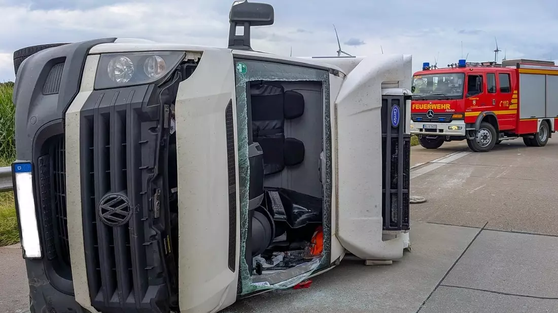 FW-OLL: Transporter verunfallt auf Autobahn 29 und kippt auf die Seite - Bild: presseportal.de