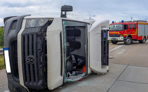 FW-OLL: Transporter verunfallt auf Autobahn 29 und kippt auf die Seite - Foto: presseportal.de