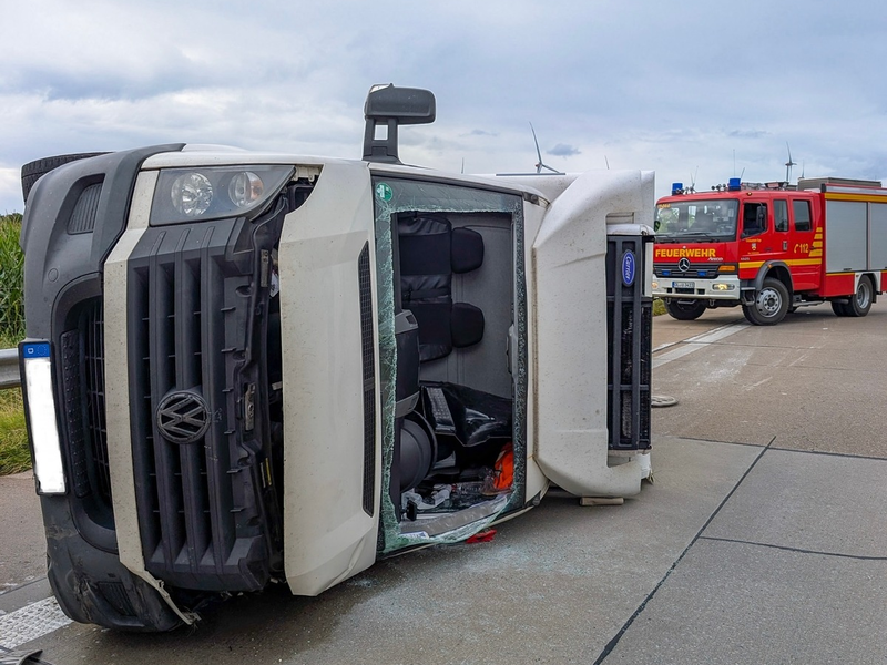 FW-OLL: Transporter verunfallt auf Autobahn 29 und kippt auf die Seite - Foto: presseportal.de