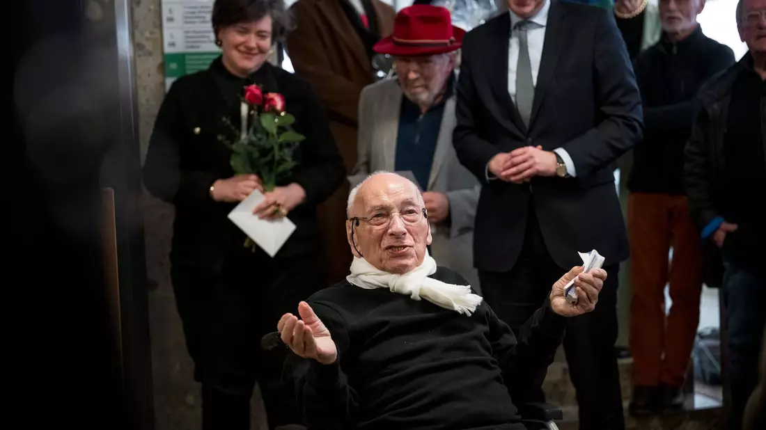 Eugen Gomringer wurde 100 Jahre alt. (Archivbild) - Bild: Daniel Vogl/dpa