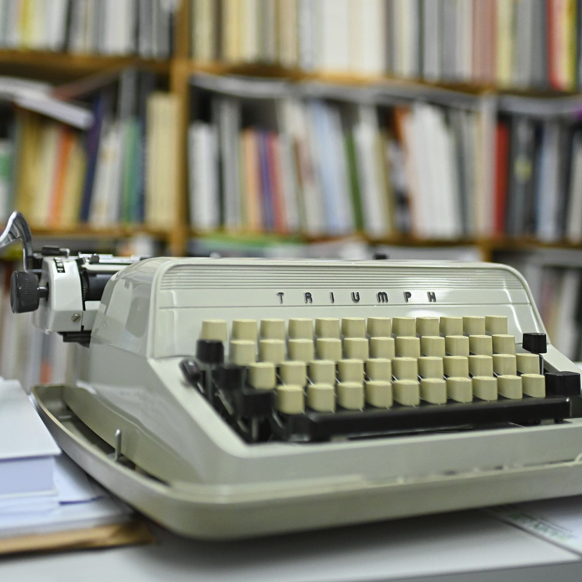Gehörte fest zu seinem Büro: Gomringers Schreibmaschine. (Archivbild) - Foto: Nicolas Armer/dpa