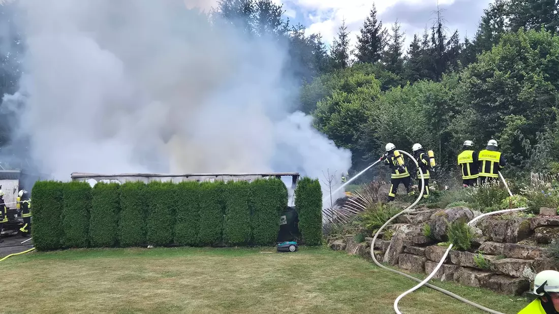 FW VG Westerburg: Hobbywerkstatt wird Raub der Flammen - Feuerwehr verhindert Übergreifen auf Wohnhaus - Bild: presseportal.de