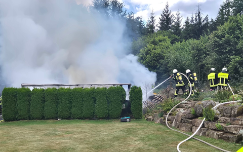 FW VG Westerburg: Hobbywerkstatt wird Raub der Flammen - Feuerwehr verhindert Ăśbergreifen auf Wohnhaus - Foto: presseportal.de FW VG Westerburg: Hobbywerkstatt wird Raub der Flammen - Feuerwehr verhindert Ăśbergreifen auf Wohnhaus - Foto: presseportal.de