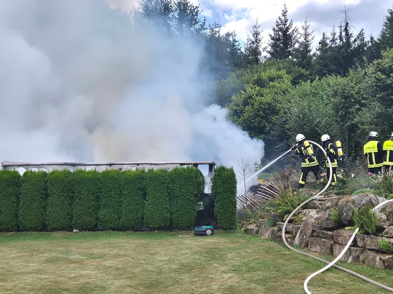 FW VG Westerburg: Hobbywerkstatt wird Raub der Flammen - Feuerwehr verhindert Übergreifen auf Wohnhaus - Foto: presseportal.de