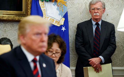 Bolton veröffentlichte 2020 ein Enthüllungsbuch, in dem er ein vernichtendes Bild von Trump zeichnete. (Archivbild) - Foto: Evan Vucci/AP/dpa