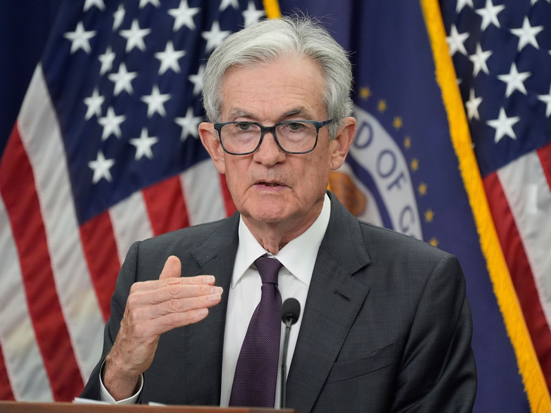 Der Vorsitzende der Federal Reserve, Jerome Powell, hält Zinssenkungen womöglich für erforderlich. (Archivfoto) - Foto: Manuel Balce Ceneta/AP/dpa