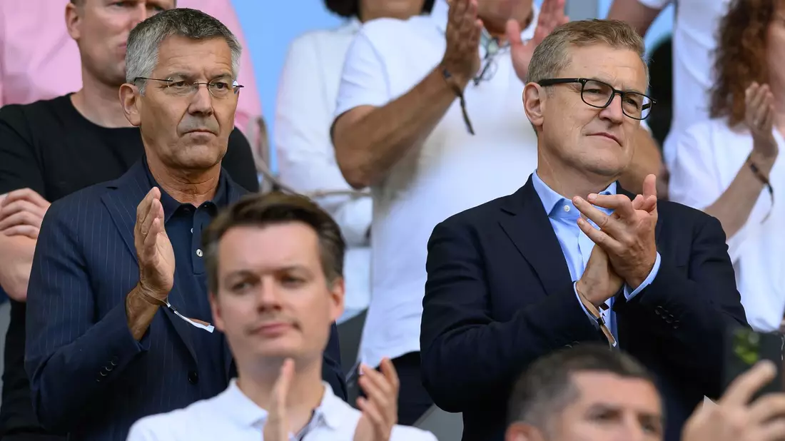 Bayern-Präsident Herbert Hainer (l) und Vorstandschef Jan-Christian Dreesen erklären die Transferstrategie. (Archivbild) - Bild: Swen Pförtner/dpa