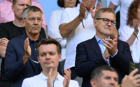 Bayern-Präsident Herbert Hainer (l) und Vorstandschef Jan-Christian Dreesen erklären die Transferstrategie. (Archivbild) - Foto: Swen Pförtner/dpa