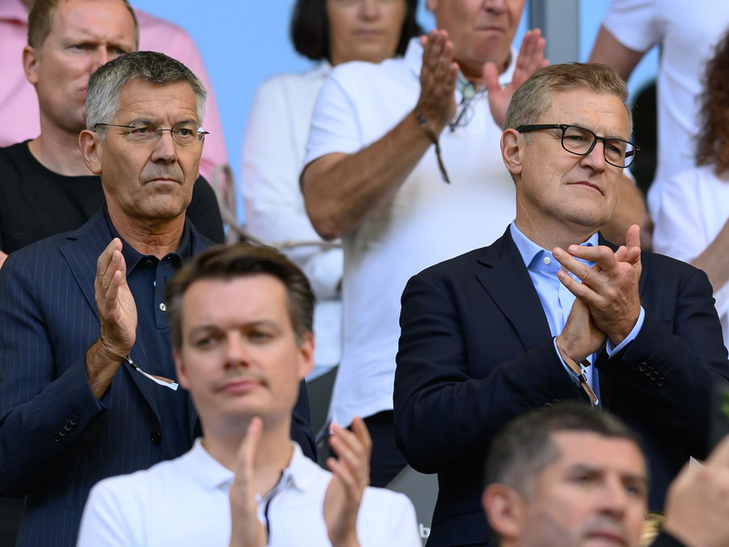 Bayern-Präsident Herbert Hainer (l) und Vorstandschef Jan-Christian Dreesen erklären die Transferstrategie. (Archivbild) - Foto: Swen Pförtner/dpa