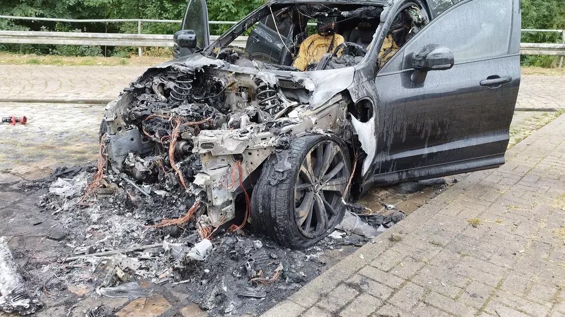 POL-HI: PKW Brand auf dem Autobahnparkplatz An der Alpe - Bild: presseportal.de