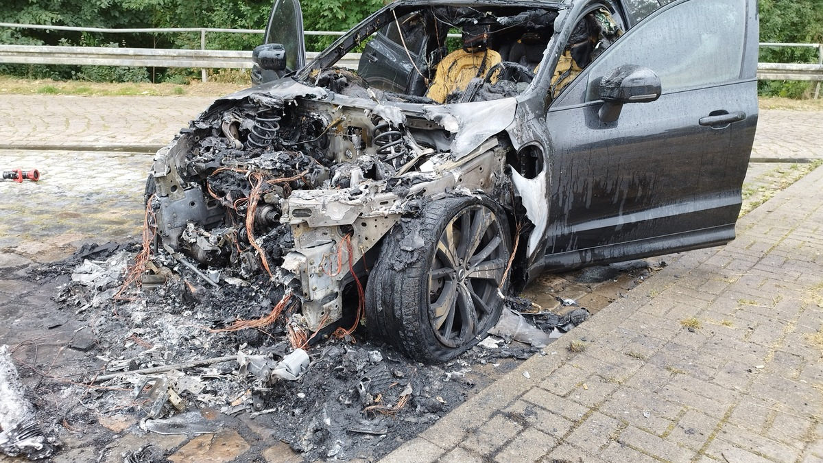 POL-HI: PKW Brand auf dem Autobahnparkplatz An der Alpe - Foto: presseportal.de