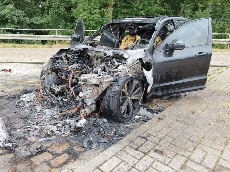 POL-HI: PKW Brand auf dem Autobahnparkplatz An der Alpe - Foto: presseportal.de