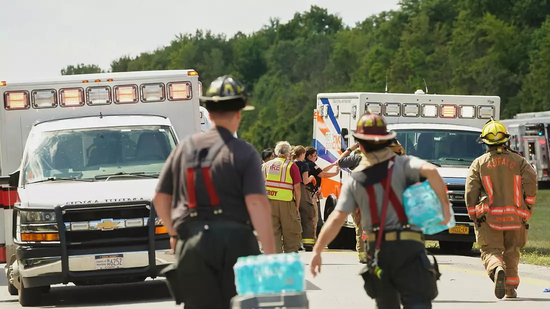 Der Bus war von den Niagarafällen kommend auf dem Weg nach New York City.  - Bild: Libby March/Buffalo News/AP/dpa