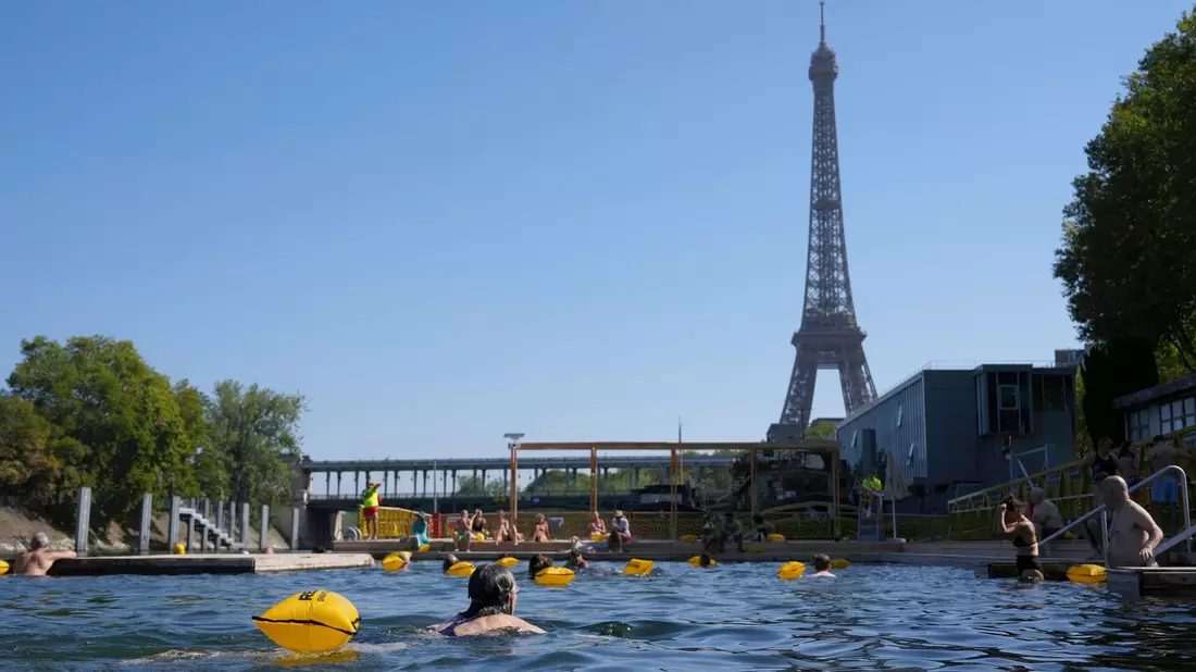 Die neuen Freibäder in der Seine kommen bei Einwohnern und Touristen gut an (Archivbild). - Bild: Aurelien Morissard/AP/dpa