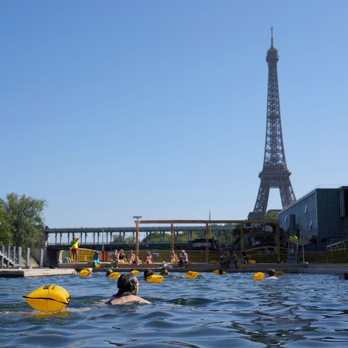 Die neuen Freibäder in der Seine kommen bei Einwohnern und Touristen gut an (Archivbild). - Foto: Aurelien Morissard/AP/dpa