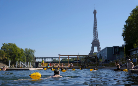 Die neuen Freibäder in der Seine kommen bei Einwohnern und Touristen gut an (Archivbild). - Foto: Aurelien Morissard/AP/dpa Die neuen Freibäder in der Seine kommen bei Einwohnern und Touristen gut an (Archivbild). - Foto: Aurelien Morissard/AP/dpa